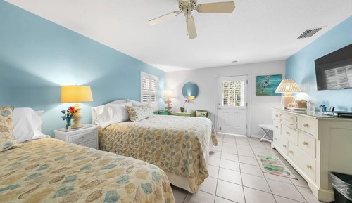 Courtyard View, 2 Queen beds, Soaking Tub (pet and children friendly)