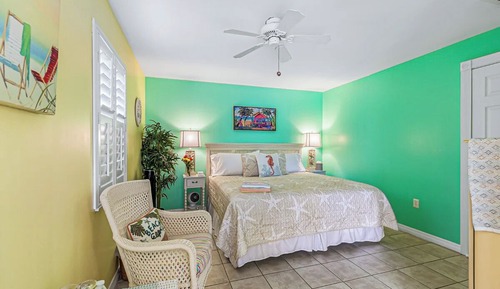 Pool View, 1 Queen bed, Shower (pet and children friendly)