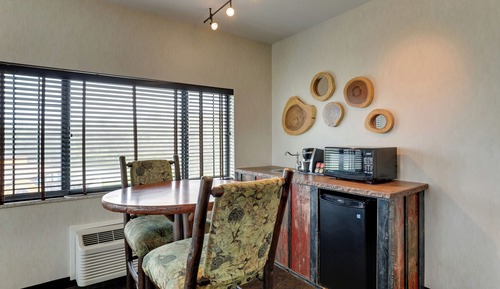 Junior Theme Suite with Whirlpool