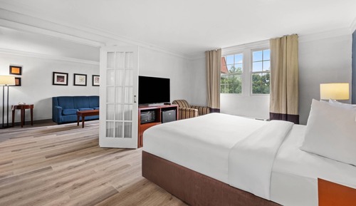 Suite, 1 King Bed, Non Smoking