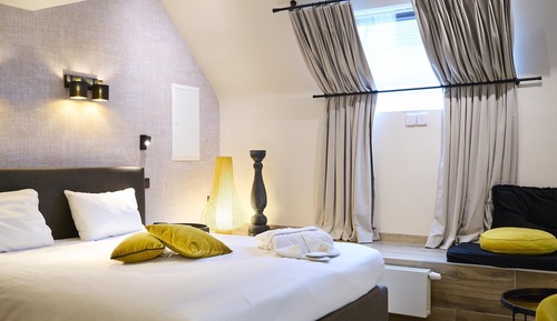 Small Luxe with Spa Bath