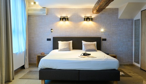 Small Luxe with Spa Bath