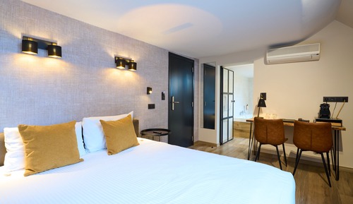 Small Luxe with Spa Bath