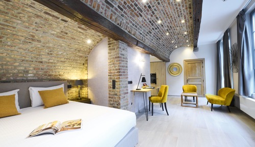 Small Luxe with Spa Bath