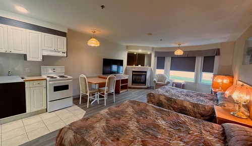 Standard Studio, 2 Queen Beds, Fireplace