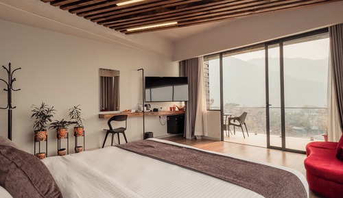 Luxury Suite, 1 King Bed, Balcony, Lake View