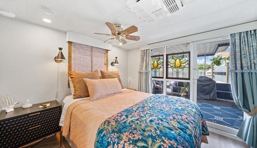 Pura Vida Houseboat