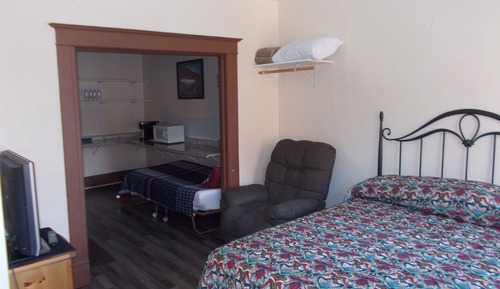 Deluxe Queen Suite