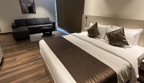 EXECUTIVE AIRPORT VIEW ROOMS with Free Airport Pick up/Drop