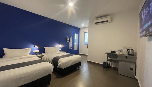 h. Superior Twin Room