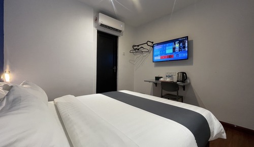 b. Standard Queen Room