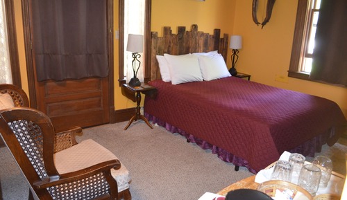 Standard Room, 1 Queen Bed, Balcony, Mountain View