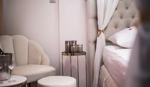 Glamour double with free pool access