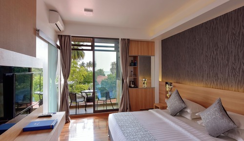 Deluxe Double Room with Balcony and Island View