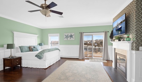 Superior Suite w/ Hot Tub and Fireplace