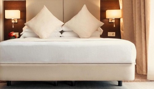 Deluxe Room (Queen)