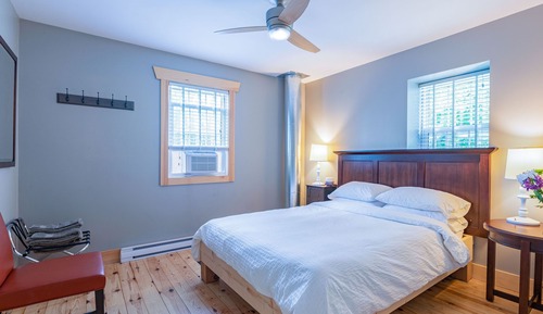 The Huron Room, Queen Bed, Shared Washroom
