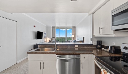 Deluxe Studio, 1 King Bed, Kitchen, Bay View