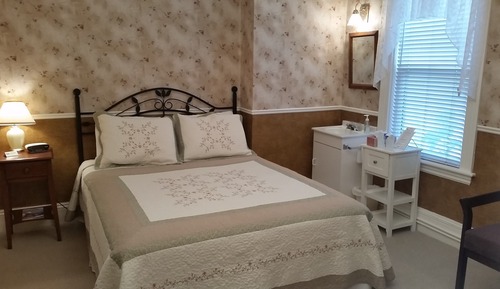 Classic Room, 1 Queen Bed, Ensuite (11)