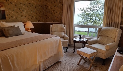 Classic Room, 1 King Bed, Bay View (9)