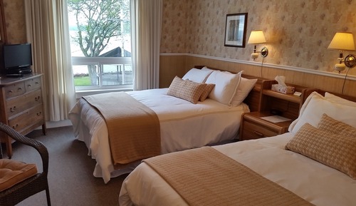 Classic Room - 1 Queen & 1 Double bed, Ensuite, Bay View (10)