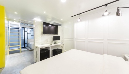 Grand Penthouse (Netflix available)