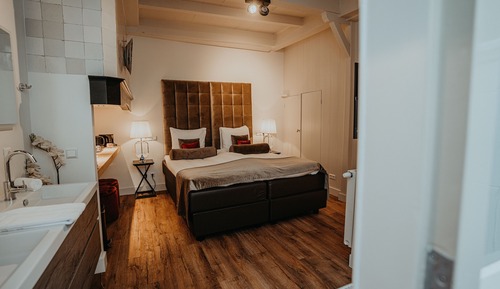 Premium Suite, 1 King Bed, Non Smoking, Courtyard View