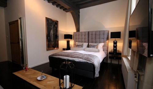 Deluxe Suite, 1 King Bed, Non Smoking, Courtyard View