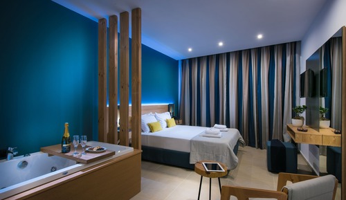 Superior Double Room, 1 Queen Bed, Jetted Tub, Pool View