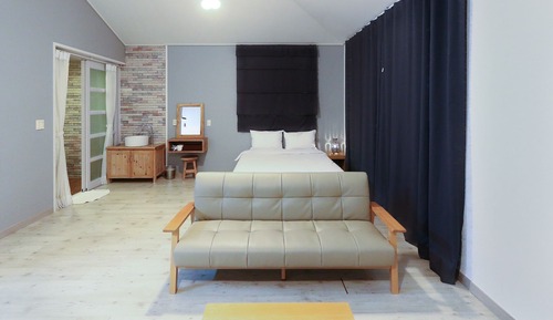 Studio, Jetted Tub