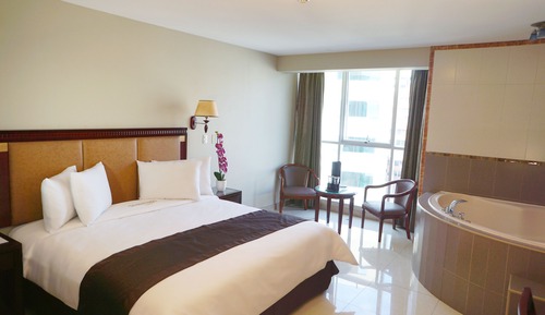 Suite, Jetted Tub