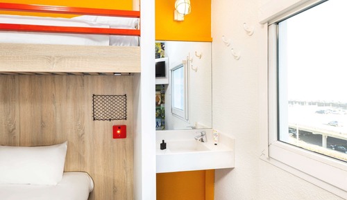 Room, Multiple Beds (Break)