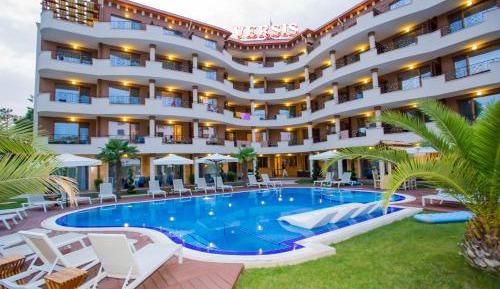 One-Bedroom Apartment with Balcony (5 Adults)