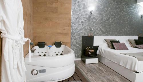 Suite Deluxe with King Bed and big jacuzzi