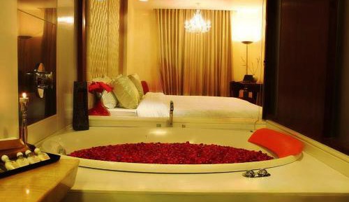 Aura Suite with Private Jacuzzi 