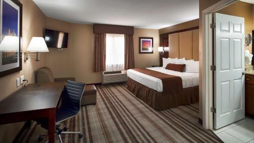 King Room with Roll-In Shower - Disability Access