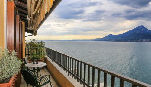 Two-Bedroom Apartment with Lake View