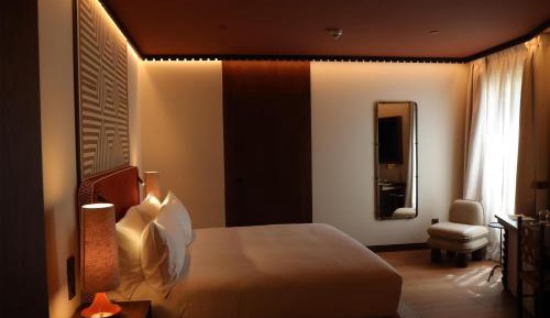 Caceres King Room - Mobility Accessible