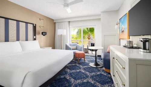 King Room with Pool View and Balcony