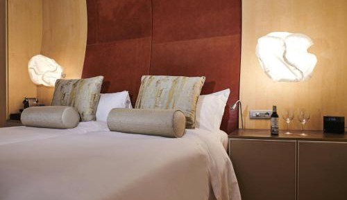 Deluxe Gehry, Guest room, 1 King, Winery view, Mountain view