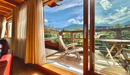 Apartment with Mountain View