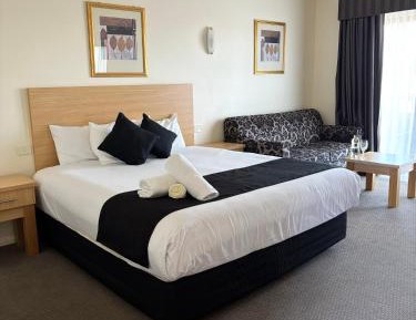 Standard Queen Accessible Room 