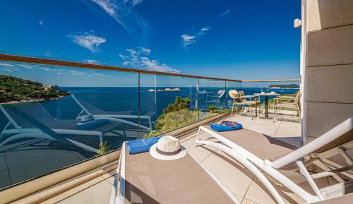 One-Bedroom Apartment with Sea View