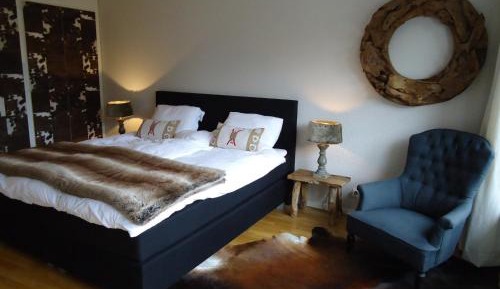 One-Bedroom Apartment with Terrace and Mountain View 
