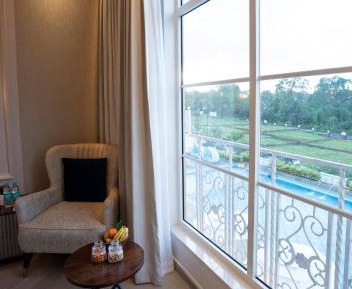 The Serene Room - Pool View