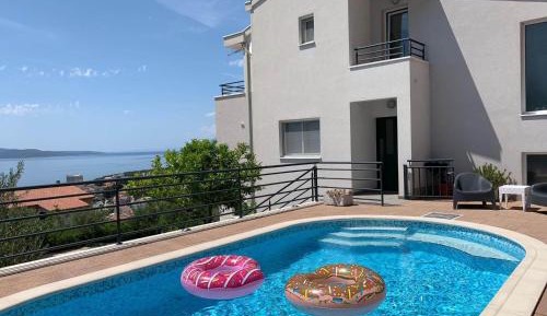 Three-Bedroom Apartment with Balcony and Sea View