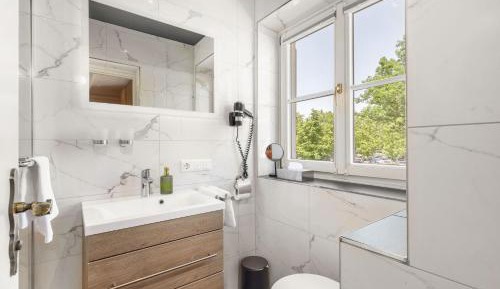 Standard Double Room with Balcony and Lake View