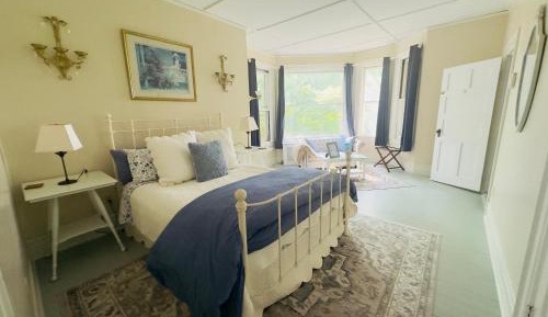 Deluxe Queen Suite