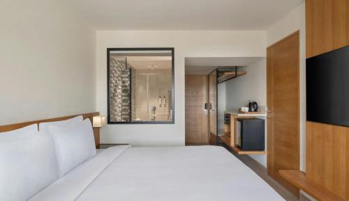 Standard King Room with Airport View and City View: Enjoy 15% discount on F&B and Laundry services