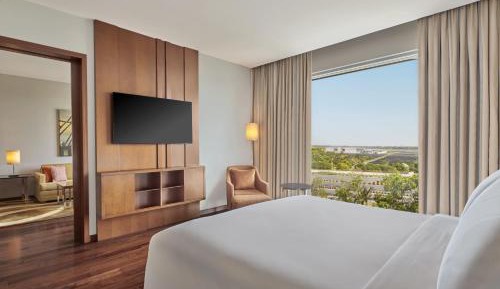 Executive King Room with complimentary airport transfers, Happy Hours, Executive Lounge Access